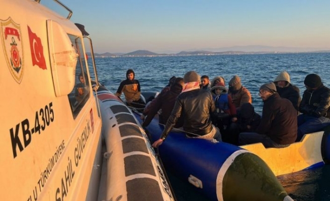 Ayvalık açıklarında 19 düzensiz göçmen kurtarıldı