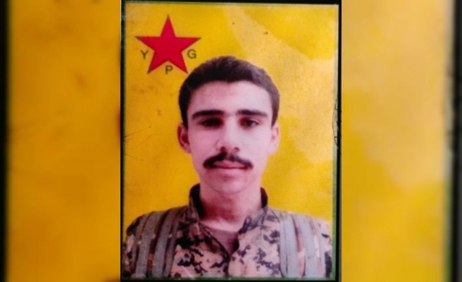 Beyoğlu patlamasının firari şüphelisi, YPG terör örgütü sembolü önünde fotoğraf çektirmiş