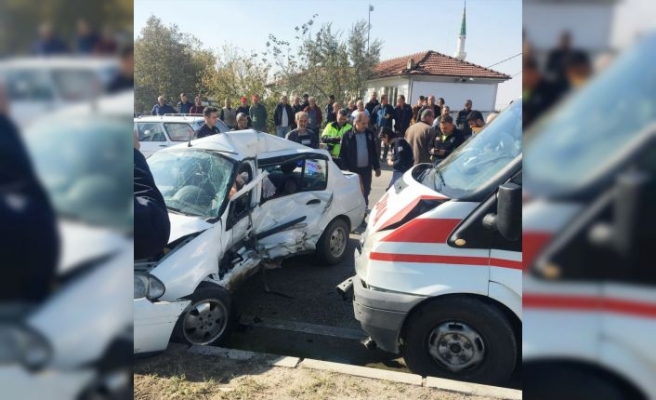 Bursa'da ambulans ile çarpışan otomobilin sürücüsü yaralandı, annesi öldü