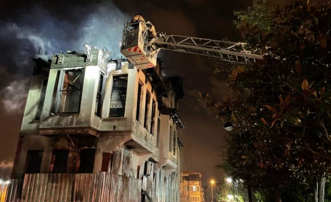 Fatih'te 3 katlı tarihi binada çıkan yangın söndürüldü