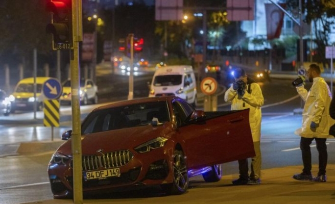 Kağıthane'de trafik ışıklarında silahlı saldırıya uğrayan kişi öldü