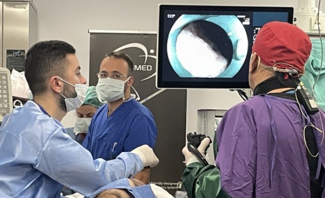 Kocaeli'de gastroenterolojideki yeni teknikler, canlı yayınla Antalya'daki doktorlara gösterildi