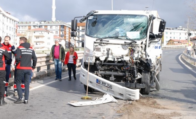 Üç aracın karıştığı kazada kamyonda sıkışan sürücü yaralandı