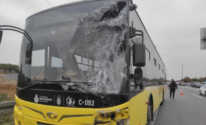 Ümraniye'de İETT otobüsü ile servis minibüsü çarpıştı
