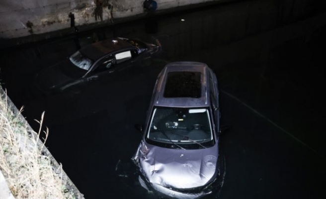 Zeytinburnu'nda 2 otomobil dereye düştü