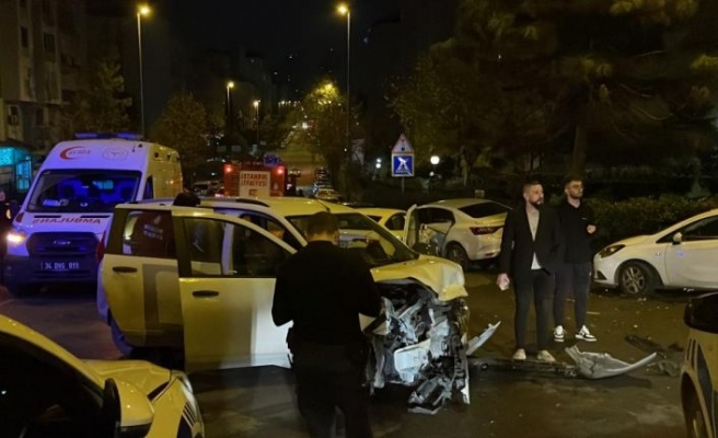 Ataşehir'de iki otomobil çarpıştı, 3 kişi yaralandı