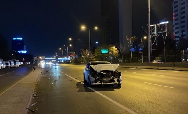Ataşehir’de iki otomobilin karıştığı trafik kazasında maddi hasar oluştu