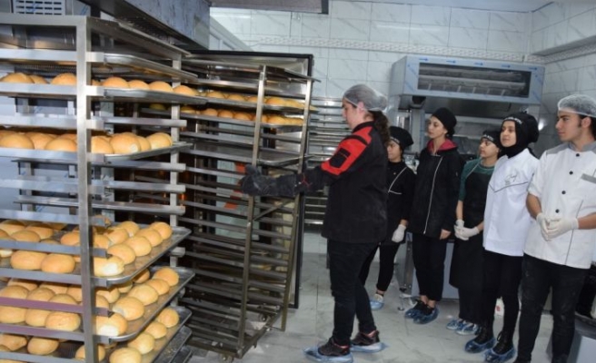 Bilecik'te meslek lisesi öğrencileri günde 10 bin ekmek üretiyor