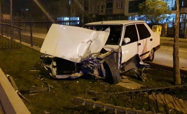 Bursa'da bariyerlere çarpan otomobilin sürücüsü yaralandı