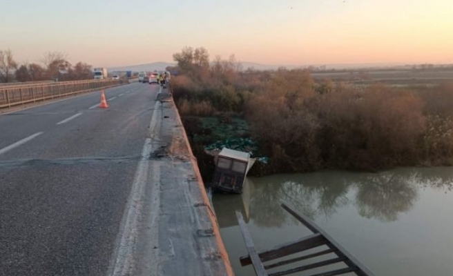 Bursa'da köprüden dereye devrilen meyve yüklü kamyonun sürücüsü öldü