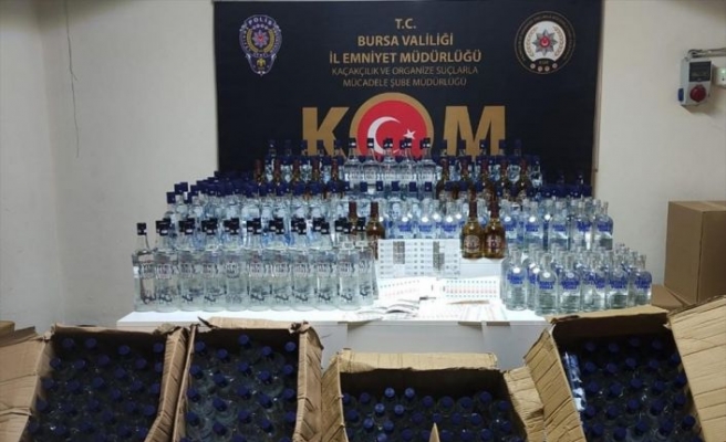 Bursa'da polis baskınında gizli bölmelerde sahte içki ele geçirildi