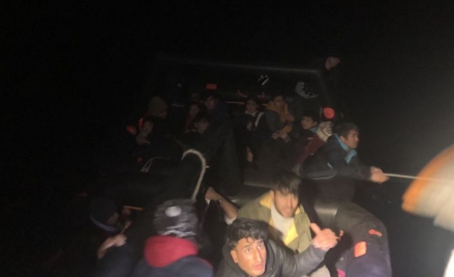 Çanakkale'de Türk kara sularına itilen 34 düzensiz göçmen kurtarıldı