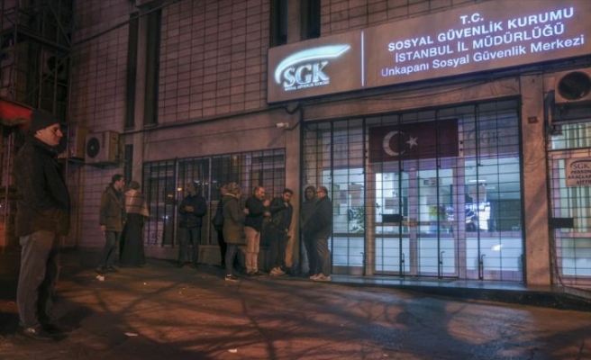 İstanbul'da EYT için işlem yapmak isteyen vatandaşlar geceden sıraya girdi