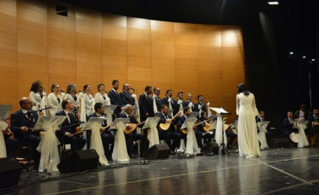 TRT sanatçıları Mustafa ve Müslüm Eke Bursa'da konser verdi