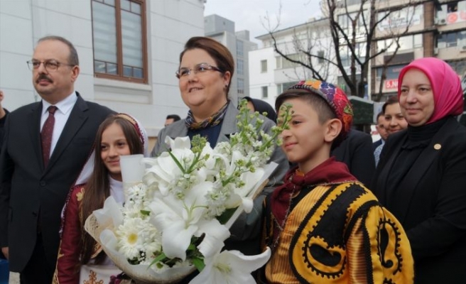 Aile ve Sosyal Hizmetler Bakanı Yanık Bursa'da ziyaretlerde bulundu