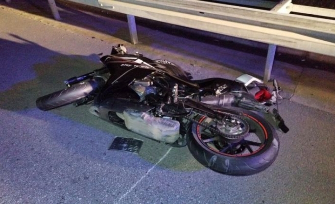 Bursa'da bariyerlere çarpan motosikletteki kişi yaşamını yitirdi
