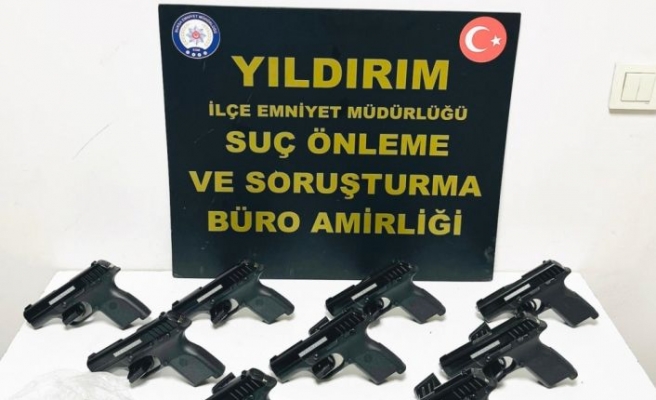Bursa'da bir iş yerinde ve araçta 10 tabanca bulundu