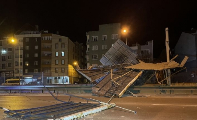 Bursa'da etkili olan lodos nedeniyle uçan çatı metro güzergahına düştü