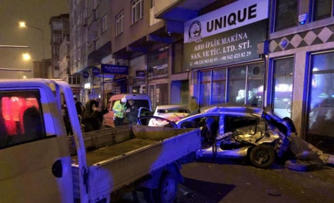 Bursa'da park halindeki araçlara çarpan otomobilin sürücüsü ağır yaralandı