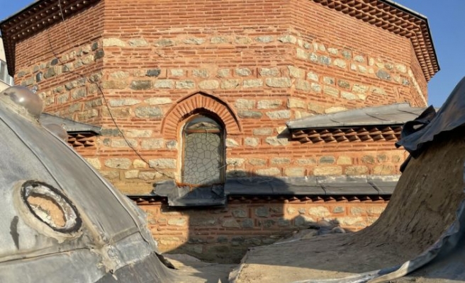 Bursa'da tarihi binanın kubbesindeki kurşun levhaları çalan 2 zanlı yakalandı