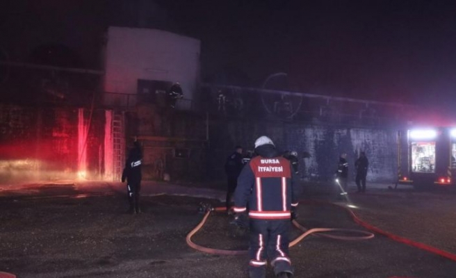 Bursa'da zift deposunda çıkan yangın söndürüldü