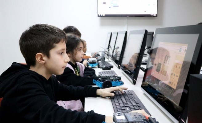 Edirne'de “kış okuluna“ giden öğrenciler kod yazılımı öğreniyor, robot yapıyor