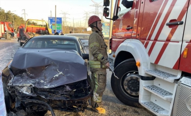 Eyüpsultan'da çarpışan iki otomobilin sürücüleri yaralandı