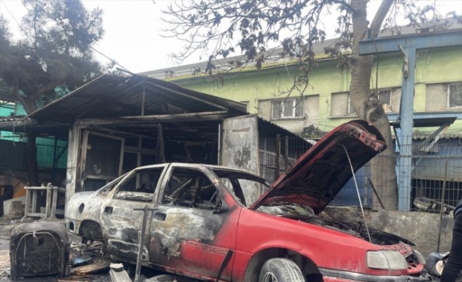 İstanbul’da yanan otomobilden iş yerine sıçrayan yangın söndürüldü