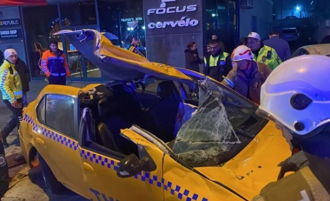 Kadıköy'de devrilen ticari taksideki 4 kişi yaralandı