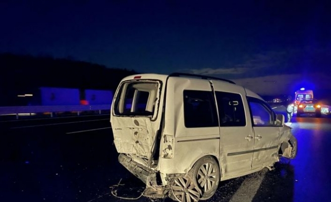 Kocaeli'de otomobil ve hafif ticari aracın çarpışması sonucu 6 kişi yaralandı