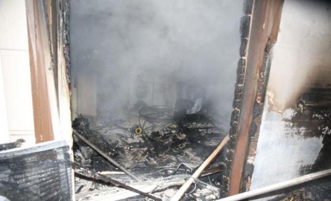 Sakarya'da bir evde çıkan yangın sonrası vatandaşlar itfaiye ekiplerince tahliye edildi
