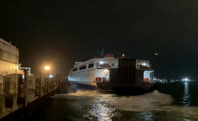 Adnan Menderes feribotu, deprem yardımları için Mersin Limanı'na gidiyor
