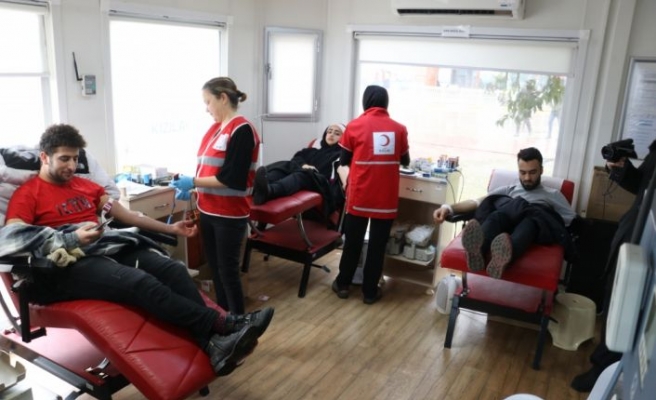 Bursa ve çevre illerden deprem bölgesi için yapılan kan bağışı sürüyor