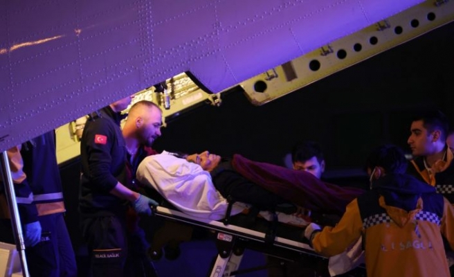Deprem bölgesinden 6 yaralı ambulans uçakla İstanbul'a getirildi
