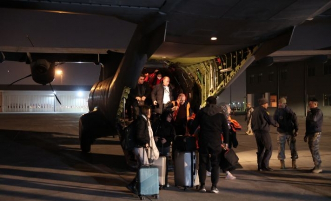Deprem bölgesinden ayrılan İBB'nin 32 kişilik itfaiye personeli TSK uçağıyla İstanbul’a döndü