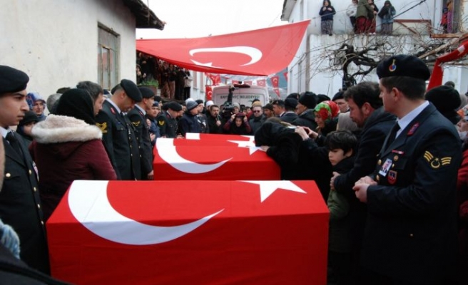 Depremde hayatını kaybeden 8 kişinin cenazeleri Çanakkale'de defnedildi