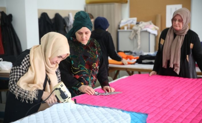 Depremin acısını yaşayan Sakarya'da üretilen kışlık kıyafetler depremzedeleri ısıtacak