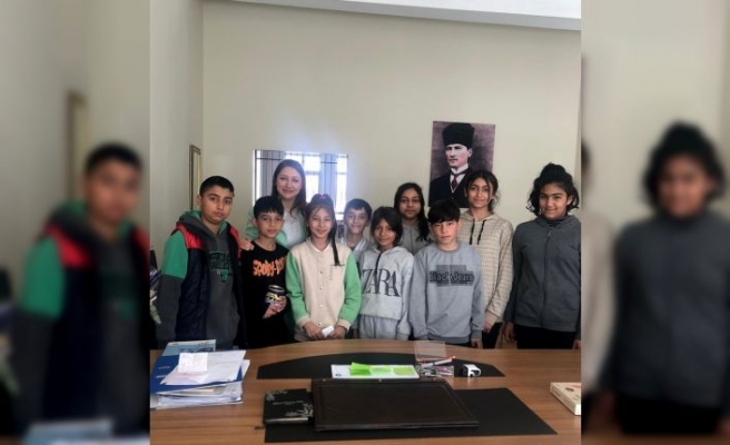Edirne'de bir grup öğrenci harçlıklarını kentte misafir edilen afetzede aileye bağışladı