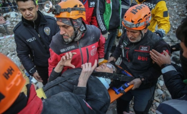 İskenderun'daki Arzu Apartmanı'nın enkazından 6 kişilik aile kurtarıldı