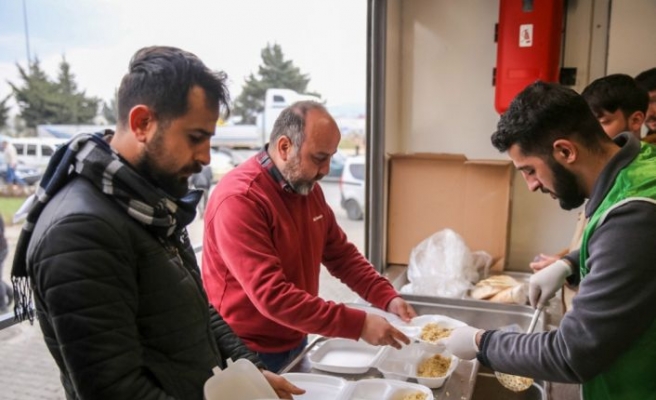 İHH deprem bölgesinde 1 milyondan fazla sıcak yemek dağıttı