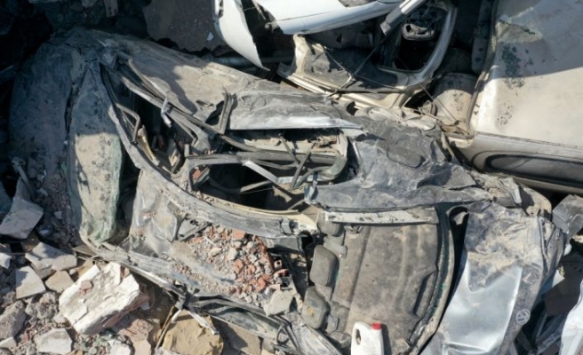 İslahiye'de enkazdan çıkarılan araçlar depremin boyutunu gözler önüne seriyor