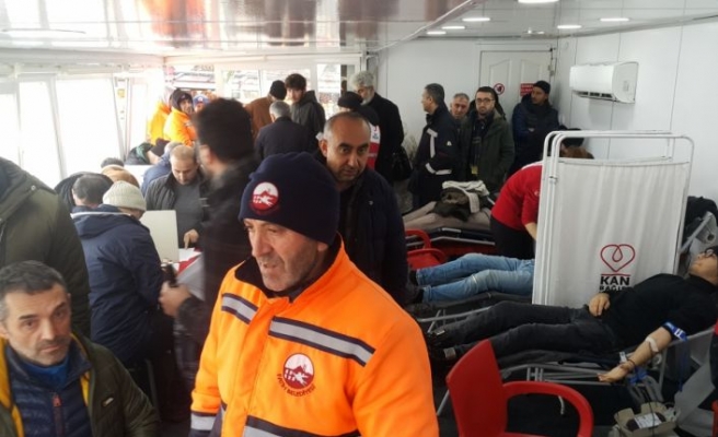 İstanbul'da deprem bölgesi için kan bağışı seferberliği sürüyor