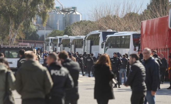 İzmir'den gönüllü 225 polis, yardım malzemeleriyle deprem bölgesine gidiyor