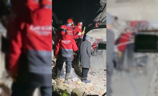 Kahramanmaraş'ta enkaz altında kanepeye sıkışan Mikail bebek, 43 saat sonra kurtarıldı
