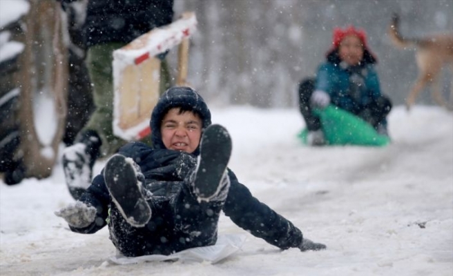 Kırklareli'nde çocuklar yarıyıl tatilinin son gününde karda eğlendi