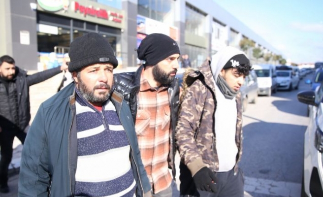 Kırklareli'nde polisten kaçan hafif ticari araçtaki 3 düzensiz göçmen yakalandı