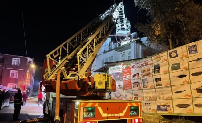 Kocaeli'de binanın çatı katında çıkan yangın hasara yol açtı
