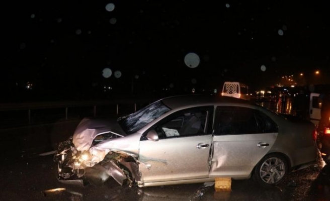 Kocaeli'de bir kişi gasbettiği araçla 2 polis otosuna çarptı: 2'si polis 3 yaralı