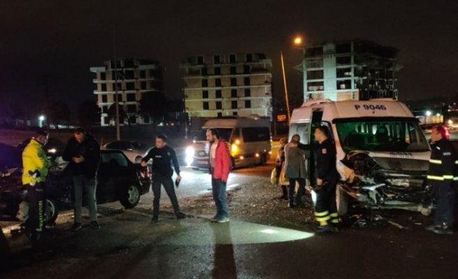 Kocaeli'de otomobil ile servis minibüsünün çarpıştığı kazada 3 kişi yaralandı
