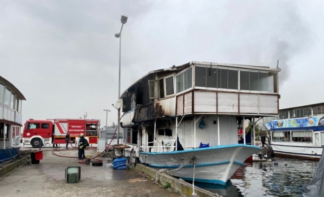 Restoran olarak hizmet veren tekne yangında zarar gördü